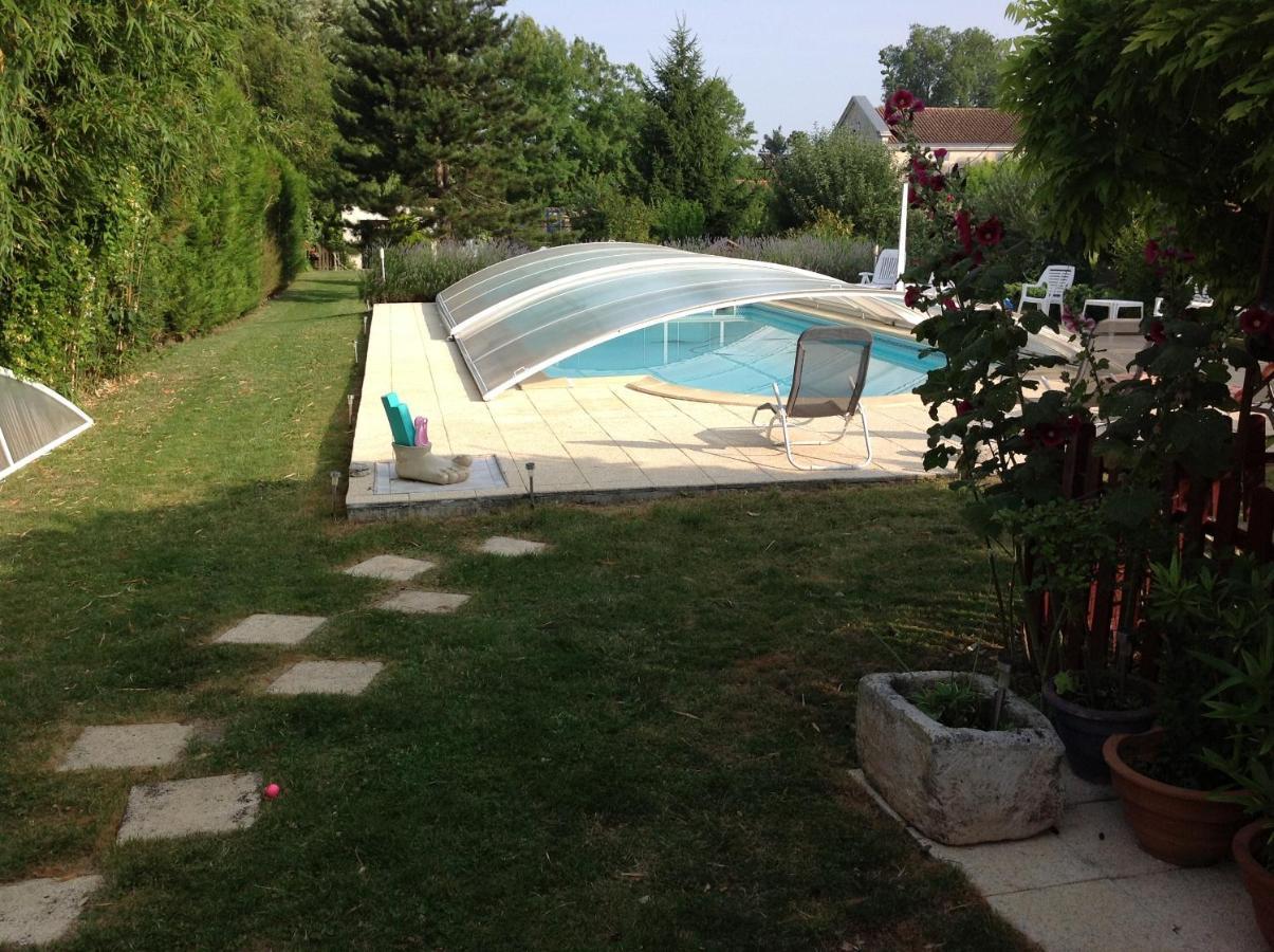Studio Avec Piscine Privee Jardin Clos Et Wifi A Saint Jean D'Angely Exterior photo