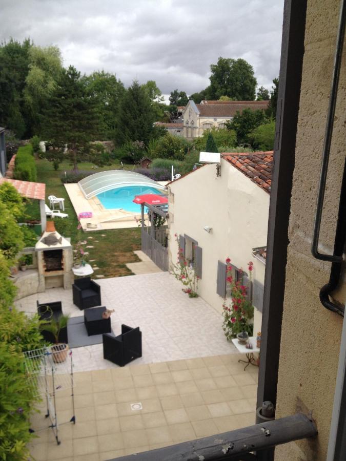 Studio Avec Piscine Privee Jardin Clos Et Wifi A Saint Jean D'Angely Exterior photo