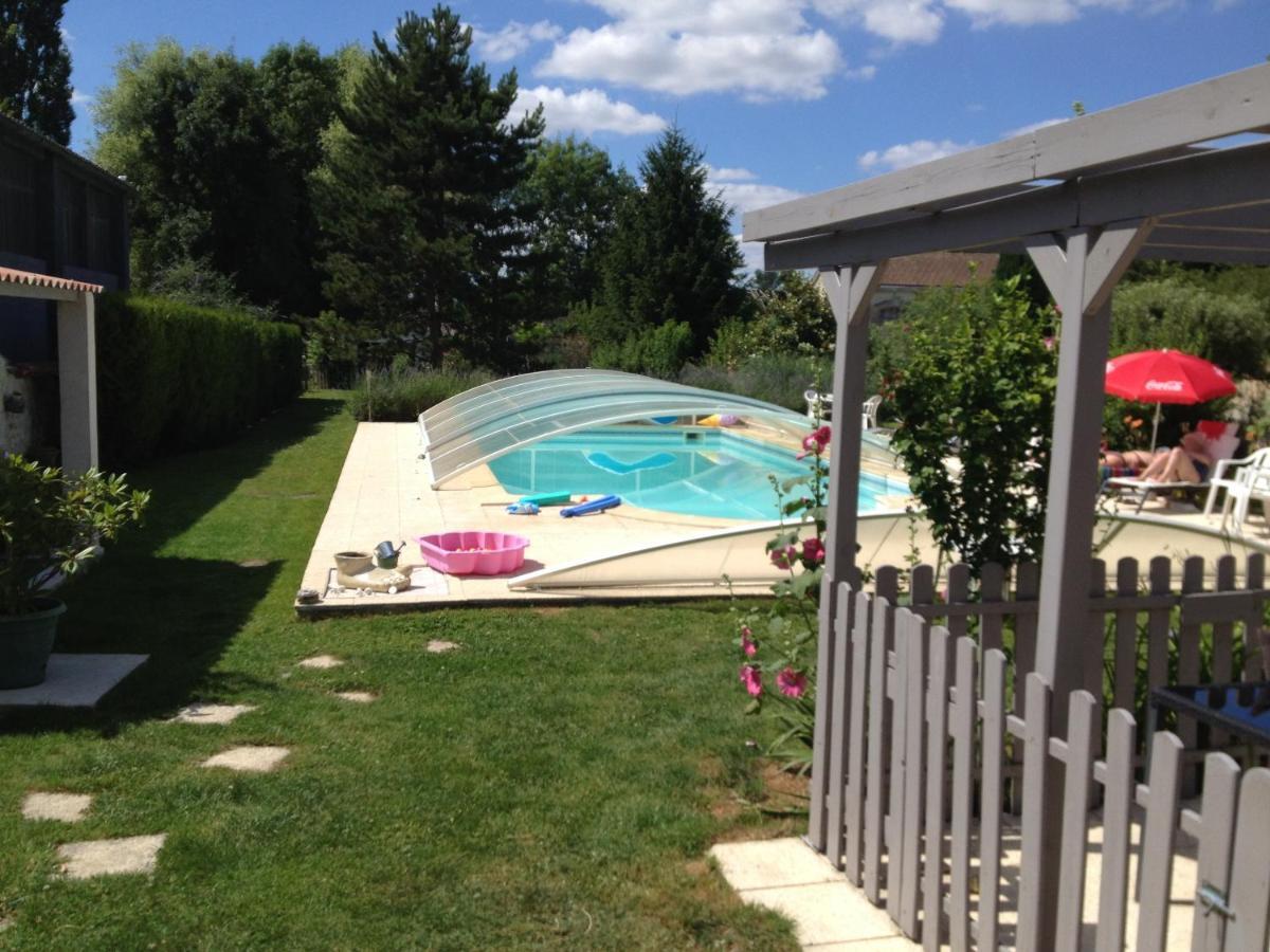 Studio Avec Piscine Privee Jardin Clos Et Wifi A Saint Jean D'Angely Exterior photo